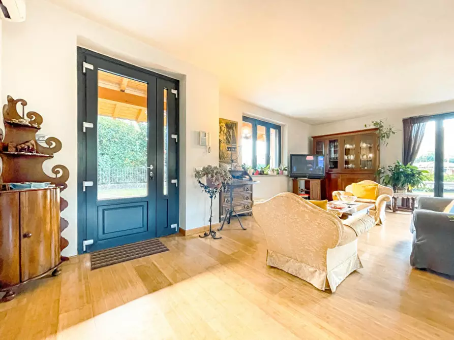 Immagine 11 di Villa in vendita  in Via Luigi Cadorna n.7 a Lesa