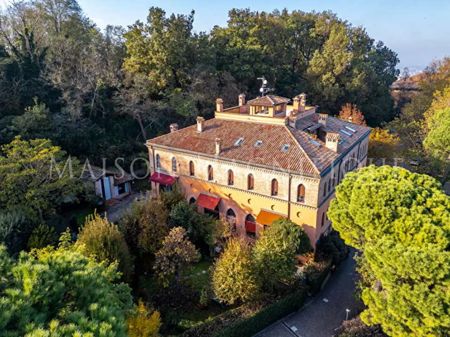 Immagine 1 di Villa in vendita  in via di barbiano a Bologna