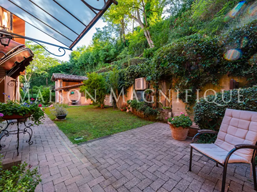 Immagine 2 di Villa in vendita  in via di barbiano a Bologna