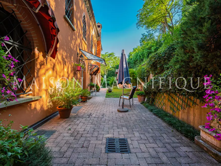 Immagine 4 di Villa in vendita  in via di barbiano a Bologna