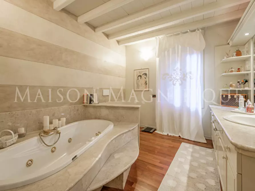 Immagine 38 di Villa in vendita  in via di barbiano a Bologna