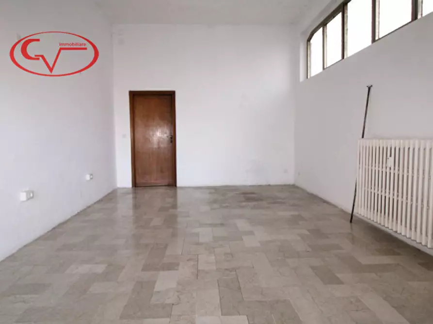 Immagine 1 di Negozio in affitto  a San Giovanni Valdarno