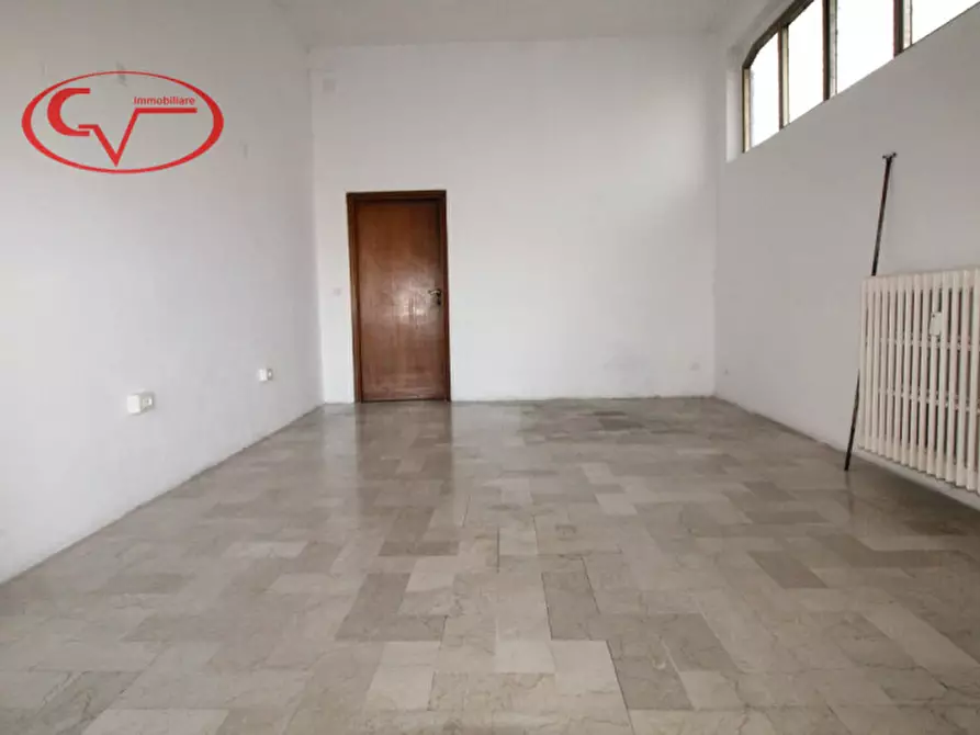 Immagine 2 di Negozio in affitto  a San Giovanni Valdarno