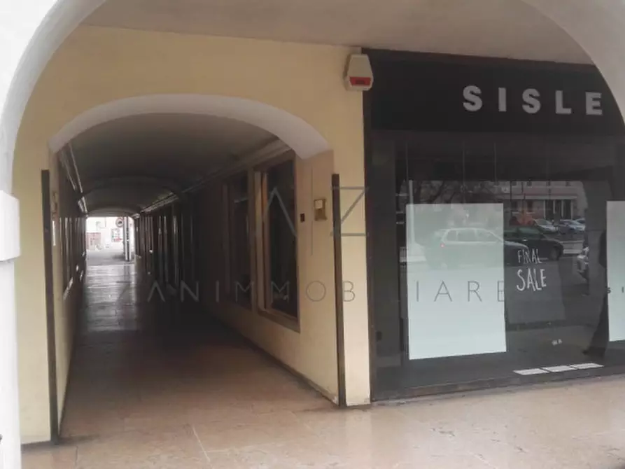 Immagine 24 di Negozio in affitto  a Castelfranco Veneto