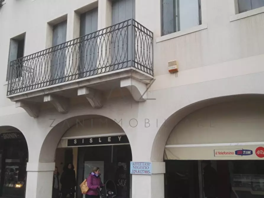 Immagine 26 di Negozio in affitto  a Castelfranco Veneto