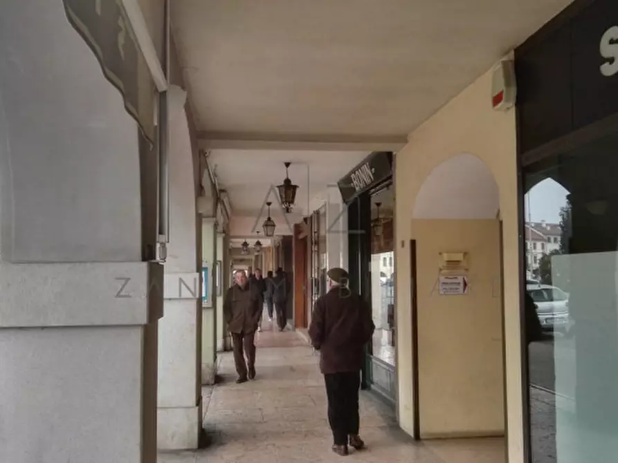 Immagine 28 di Negozio in affitto  a Castelfranco Veneto