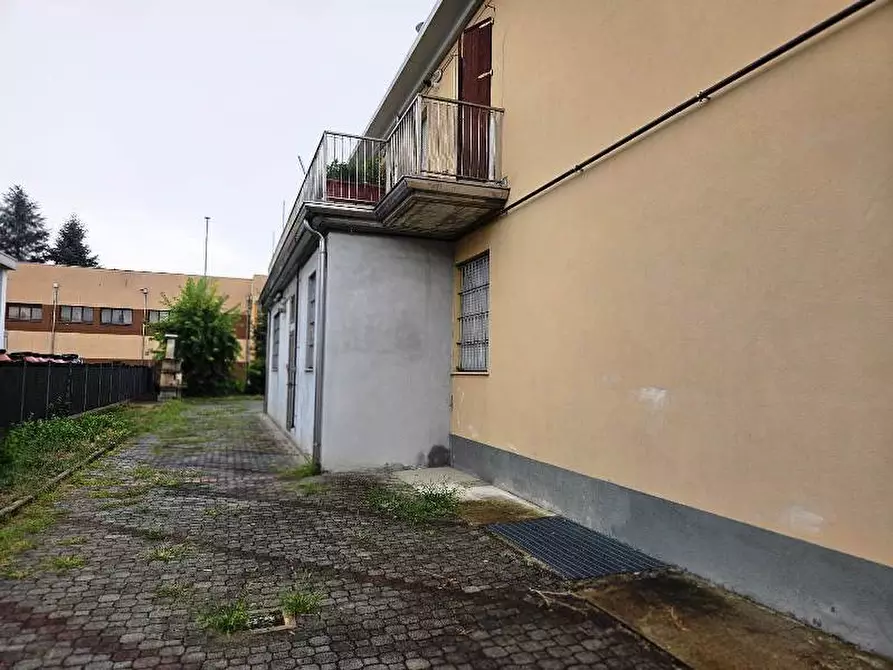 Immagine 15 di Laboratorio in vendita  in via guerci a Langhirano