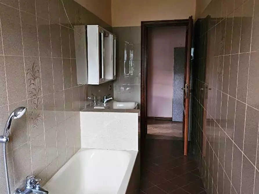 Immagine 36 di Laboratorio in vendita  in via guerci a Langhirano