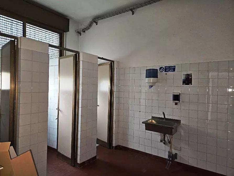 Immagine 43 di Laboratorio in vendita  in via guerci a Langhirano