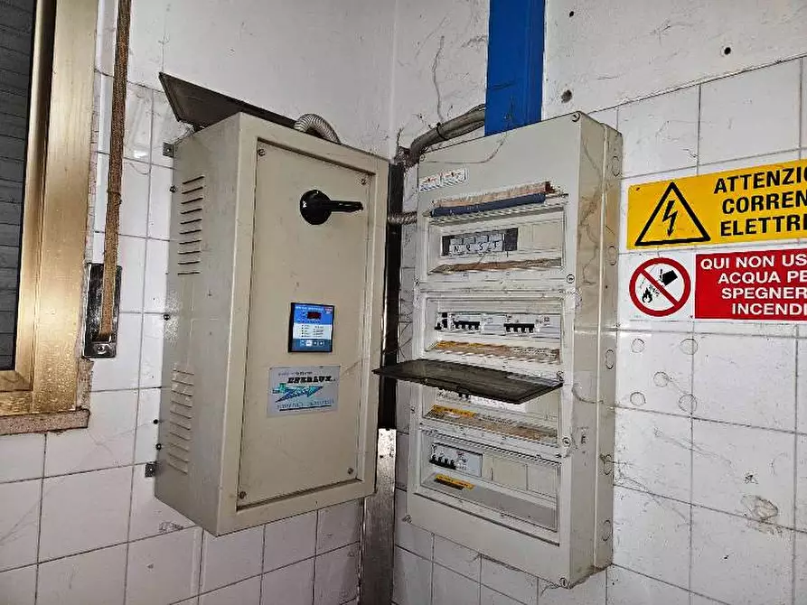 Immagine 49 di Laboratorio in vendita  in via guerci a Langhirano