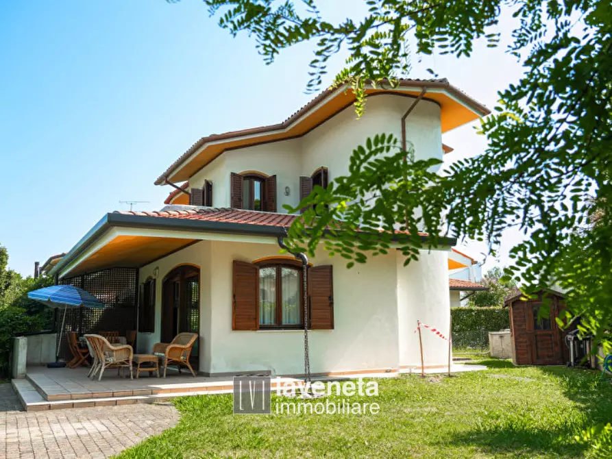 Immagine 1 di Casa trifamiliare in vendita  a Caorle