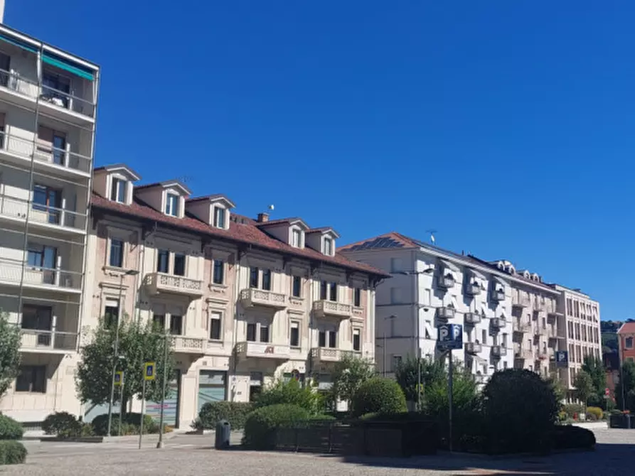 Immagine 1 di Negozio in affitto  in Piazza San Paolo a Alba