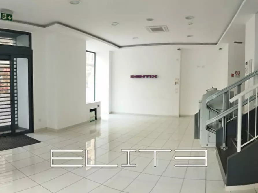 Immagine 1 di Negozio in affitto  a Ancona