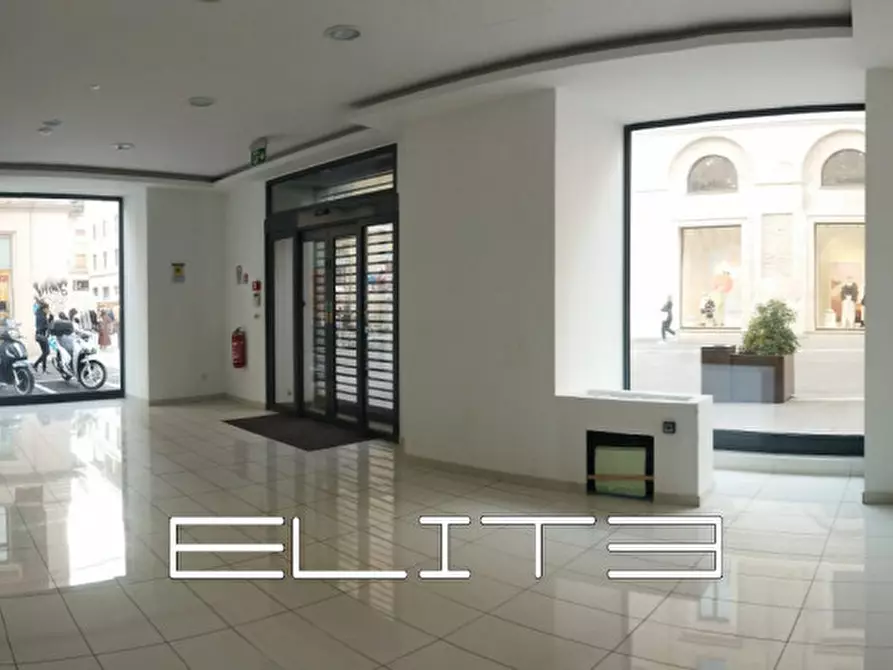 Immagine 2 di Negozio in affitto  a Ancona