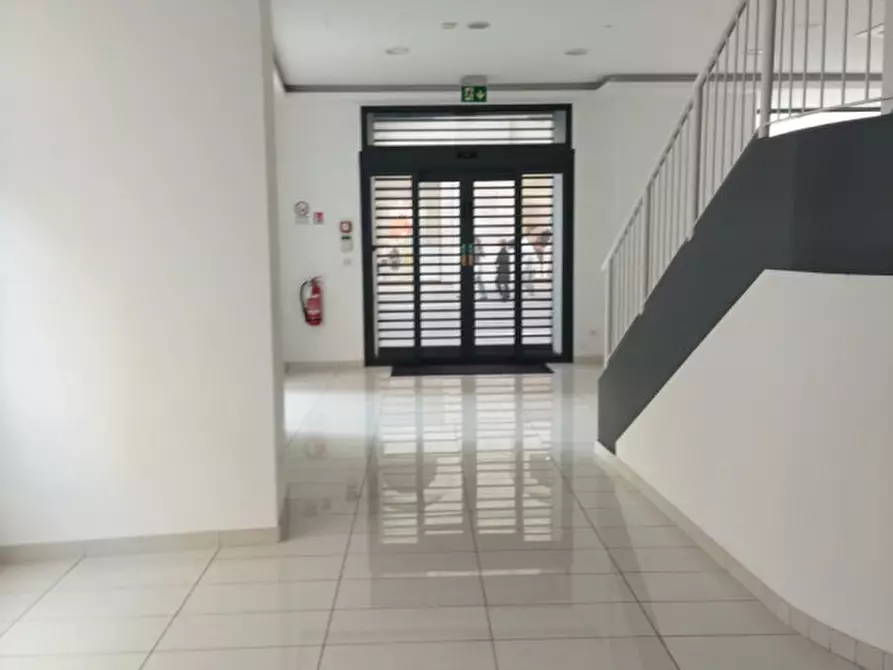 Immagine 3 di Negozio in affitto  a Ancona