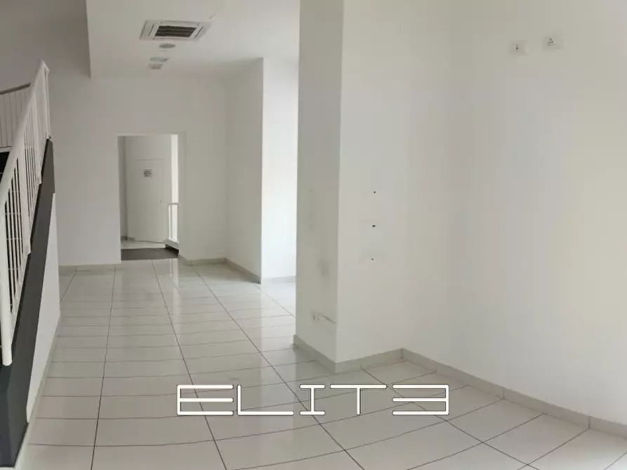 Immagine 5 di Negozio in affitto  a Ancona