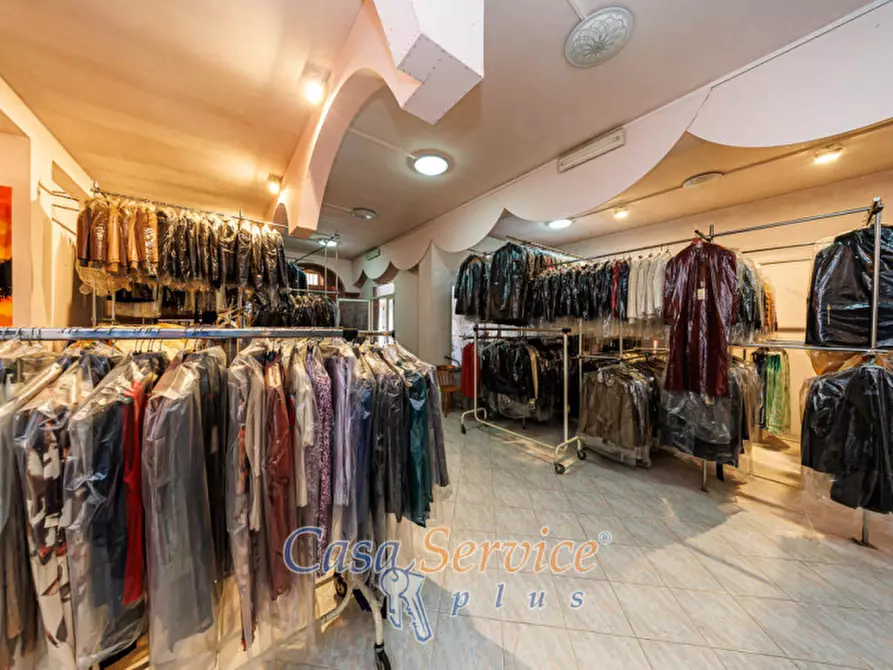 Immagine 10 di Laboratorio in vendita  in Via Martiri d'Ungheria a Ugento