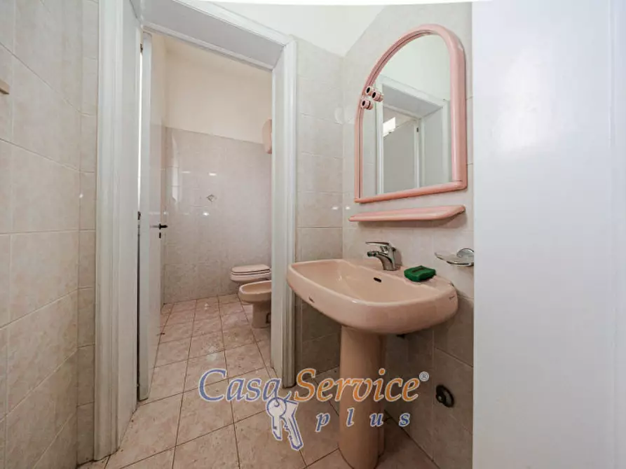 Immagine 19 di Laboratorio in vendita  in Via Martiri d'Ungheria a Ugento