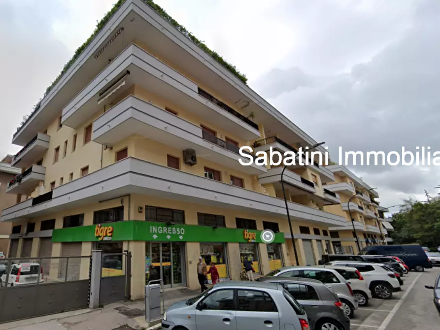 Immagine 1 di Negozio in affitto  in Via Malagrida, 21 a Pescara