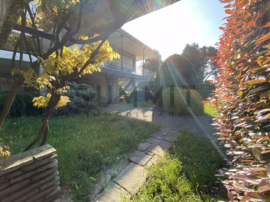 Immagine 2 di Villa in vendita  a Schio