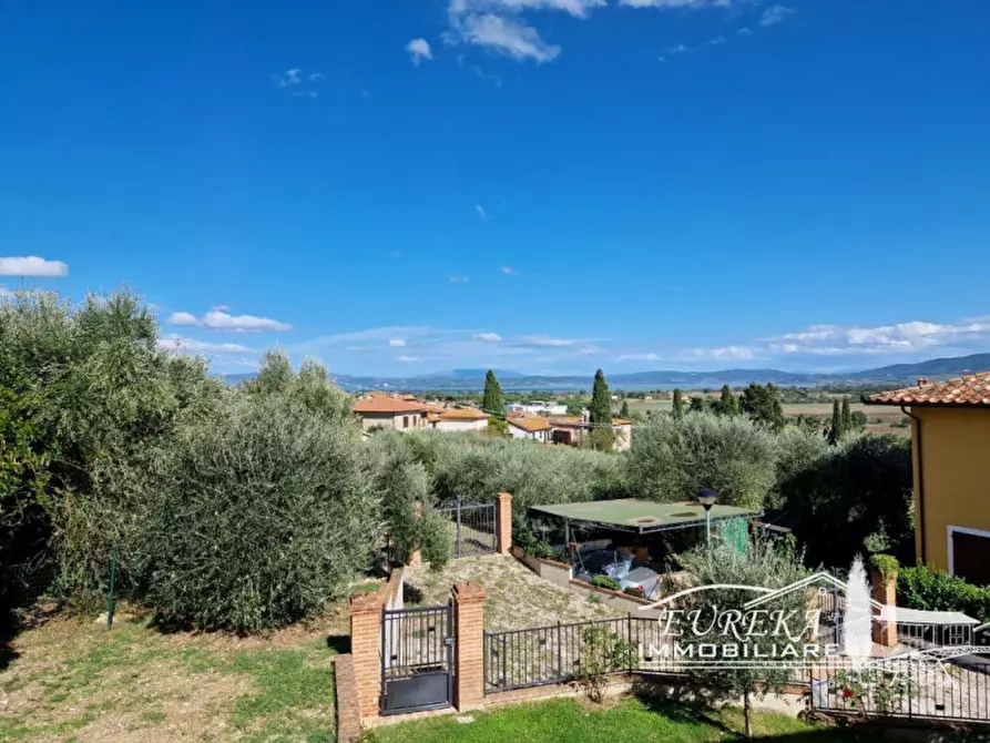 Immagine 8 di Appartamento in vendita  in via roma 152 a Castiglione Del Lago