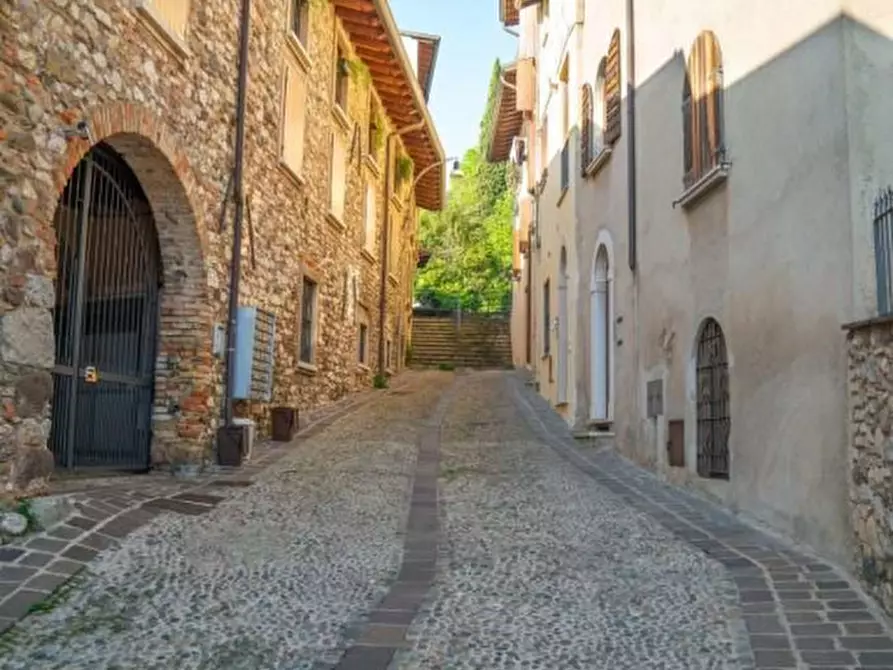 Immagine 1 di Appartamento in vendita  in piazza caduti a Padenghe Sul Garda