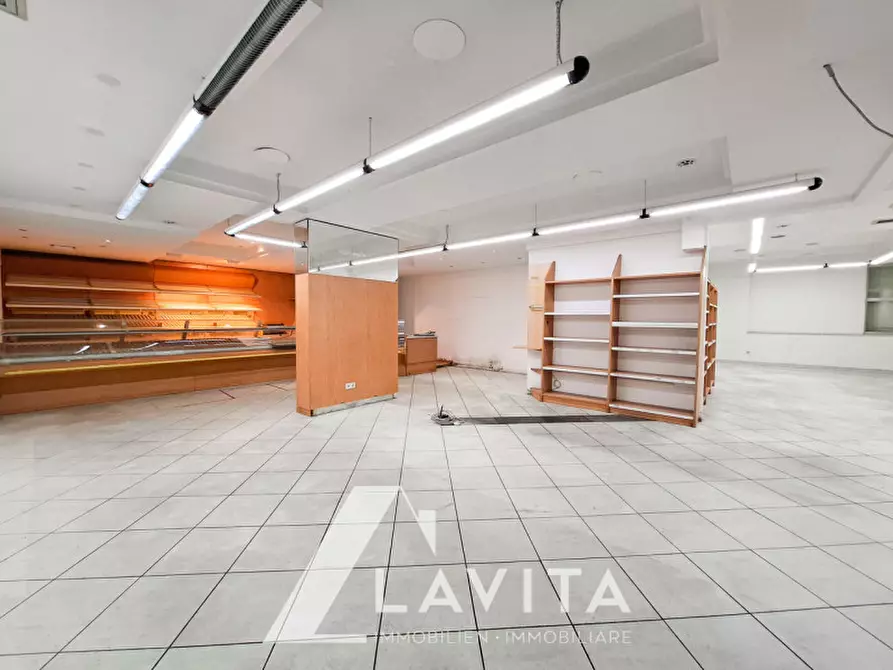 Immagine 4 di Negozio in vendita  in via nazionale a Ora .Auer.