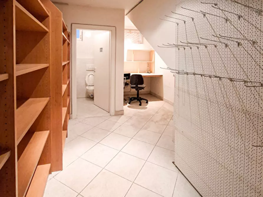 Immagine 14 di Negozio in vendita  in via nazionale a Ora .Auer.