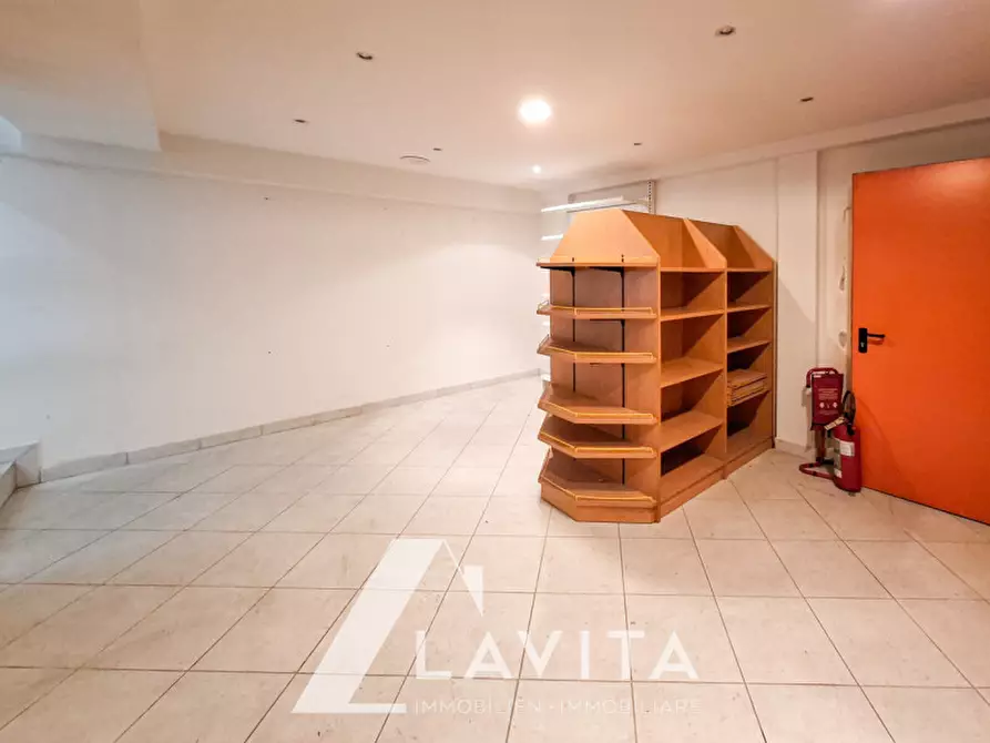 Immagine 15 di Negozio in vendita  in via nazionale a Ora .Auer.