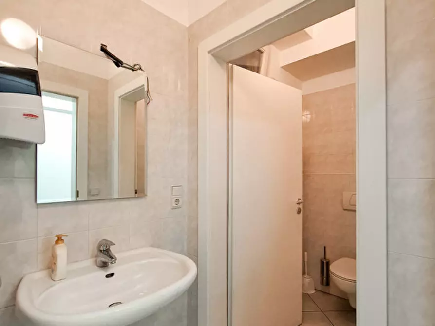 Immagine 18 di Negozio in vendita  in via nazionale a Ora .Auer.