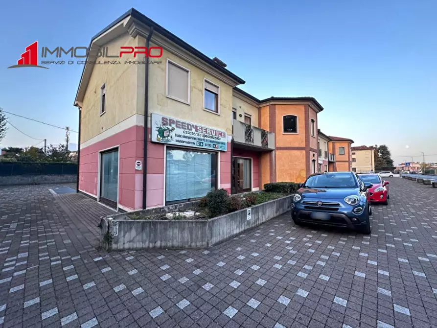 Immagine 1 di Negozio in vendita  in Viale Europa, 1 a Thiene