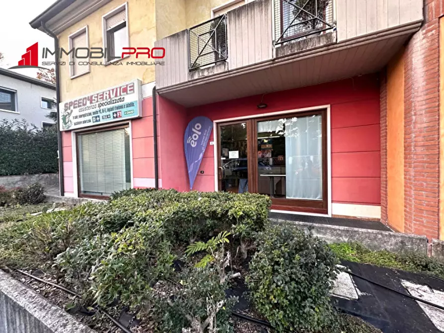 Immagine 2 di Negozio in vendita  in Viale Europa, 1 a Thiene