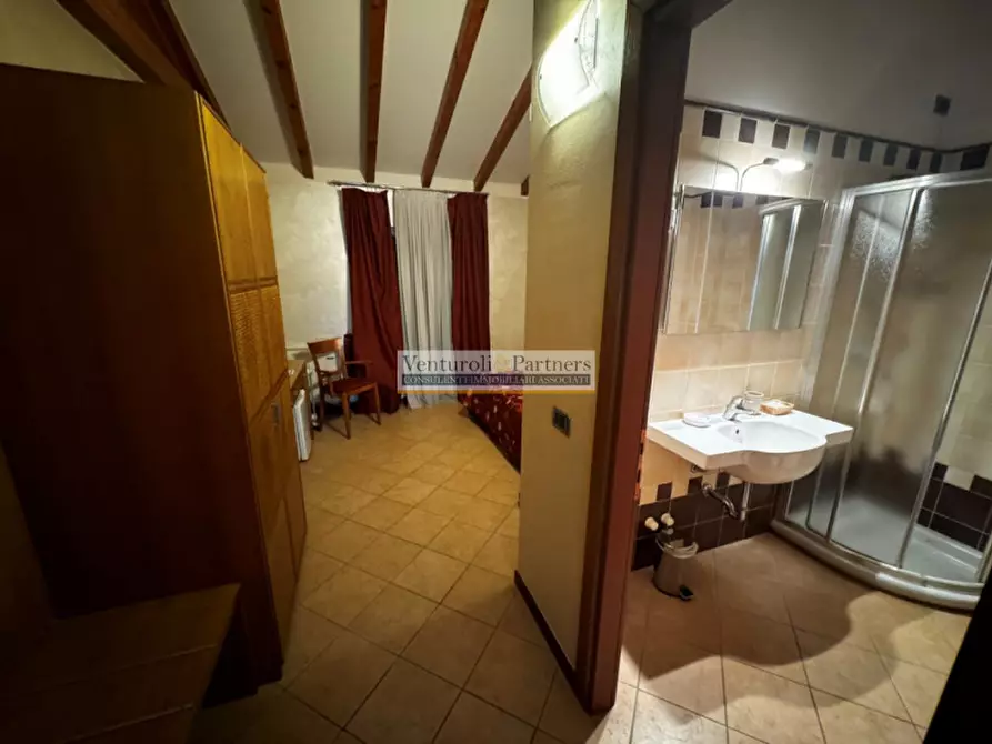 Immagine 2 di Hotel in vendita  in via trevisago a Moniga Del Garda