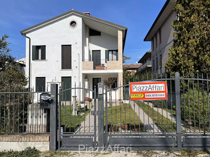 Immagine 1 di Villa in vendita  in Piove di Sacco a Piove Di Sacco