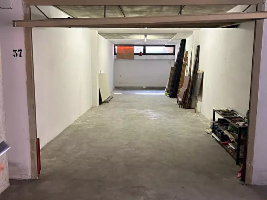 Immagine 1 di Garage in vendita  in Via De Amicis a Rovigo