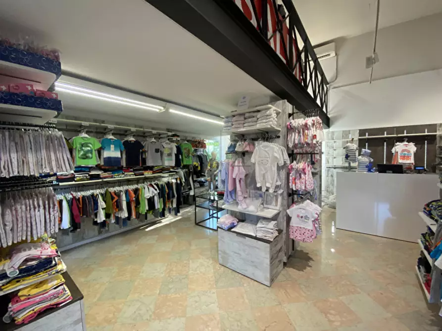 Immagine 1 di Negozio in vendita  in piazza giorgione a Castelfranco Veneto