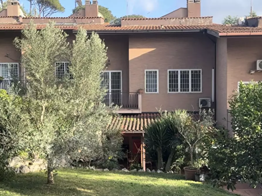 Immagine 1 di Villa in vendita  in via tullio passarelli 88 a Roma