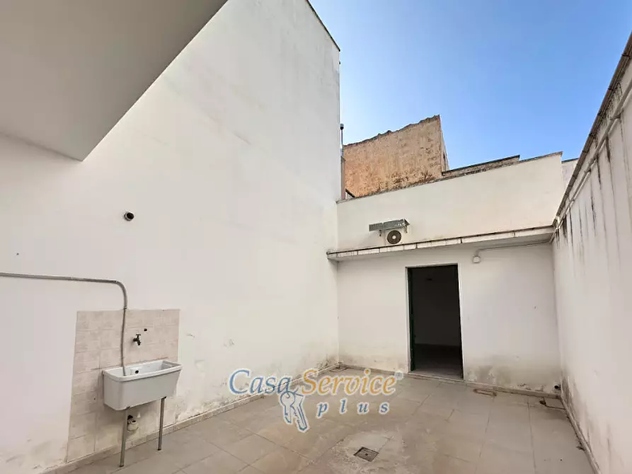 Immagine 9 di Negozio in vendita  in Via Immacolata a Taviano