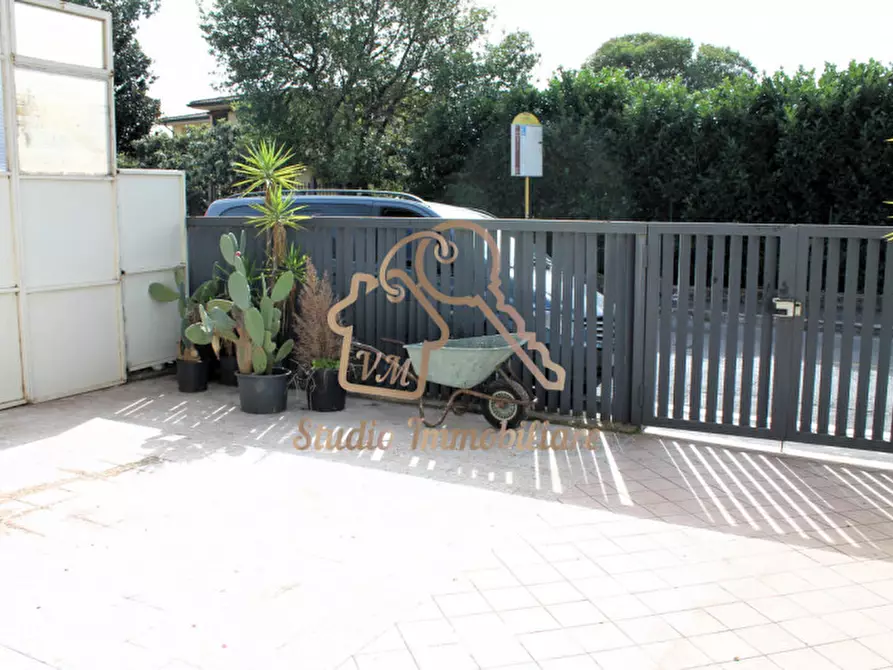 Immagine 2 di Negozio in vendita  in Via Quero, 136 a Roma