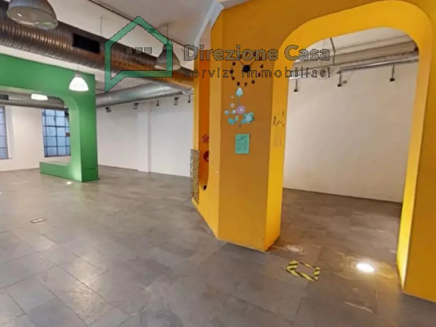 Immagine 2 di Negozio in vendita  in VIA VITTOR PISANI a Milano