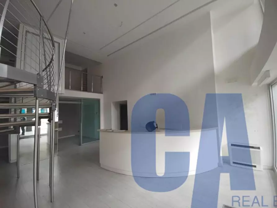 Immagine 2 di Negozio in vendita  in PIAZZA DUCA D'AOSTA a Milano