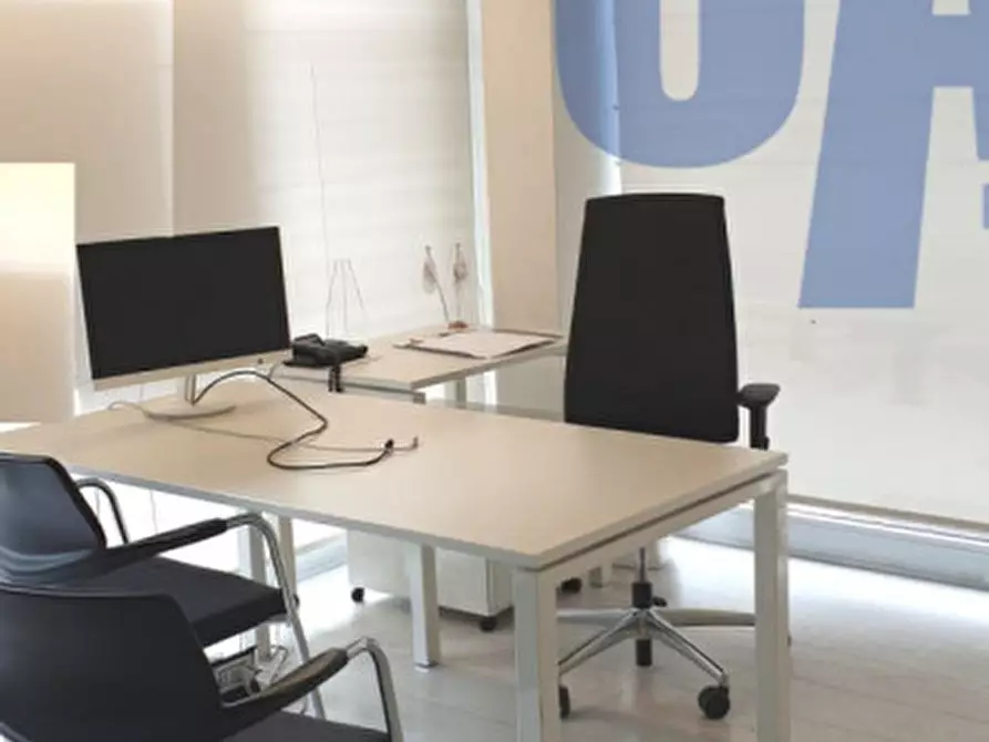 Immagine 21 di Negozio in vendita  in PIAZZA DUCA D'AOSTA a Milano