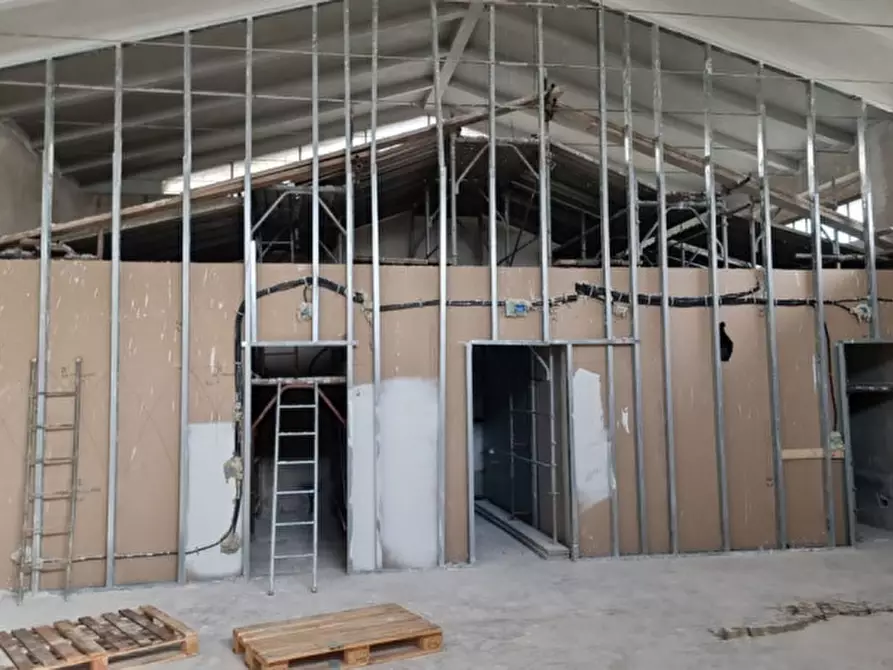 Immagine 7 di Capannone industriale in vendita  a Montepulciano