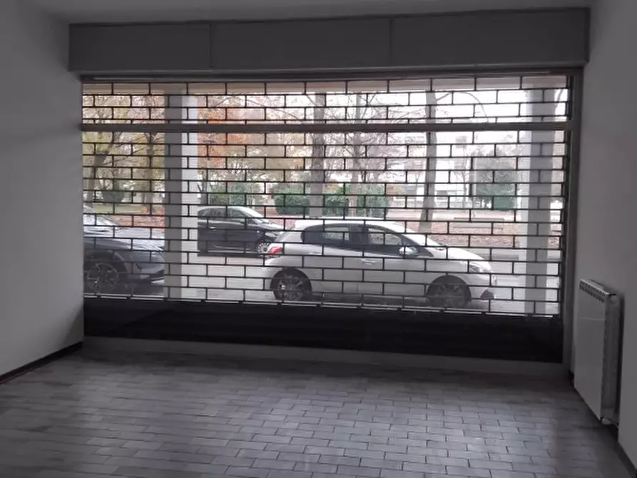 Immagine 5 di Negozio in affitto  in via belluno a Mirano