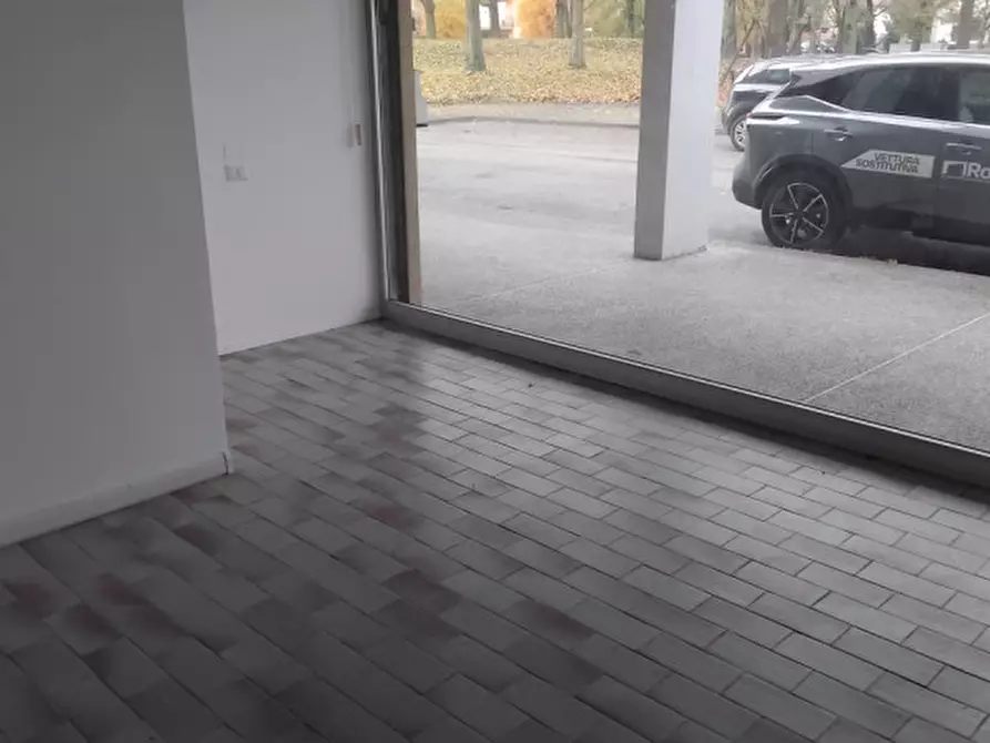 Immagine 6 di Negozio in affitto  in via belluno a Mirano
