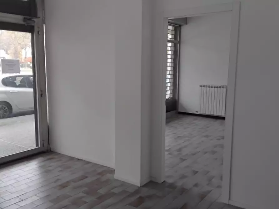 Immagine 7 di Negozio in affitto  in via belluno a Mirano