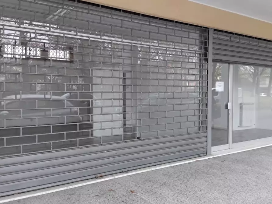 Immagine 10 di Negozio in affitto  in via belluno a Mirano