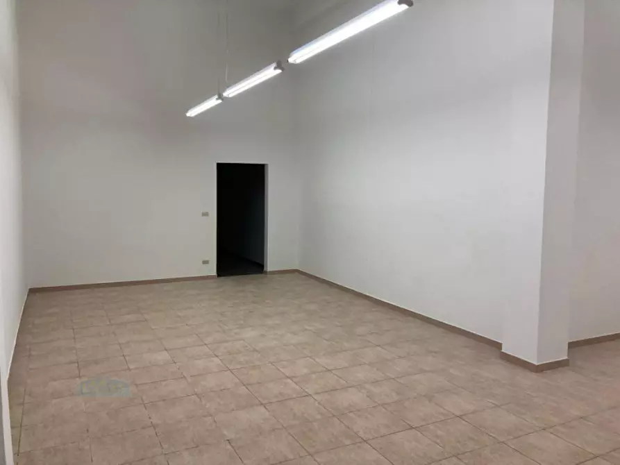 Immagine 4 di Negozio in vendita  in Via Martina a Ceglie Messapico