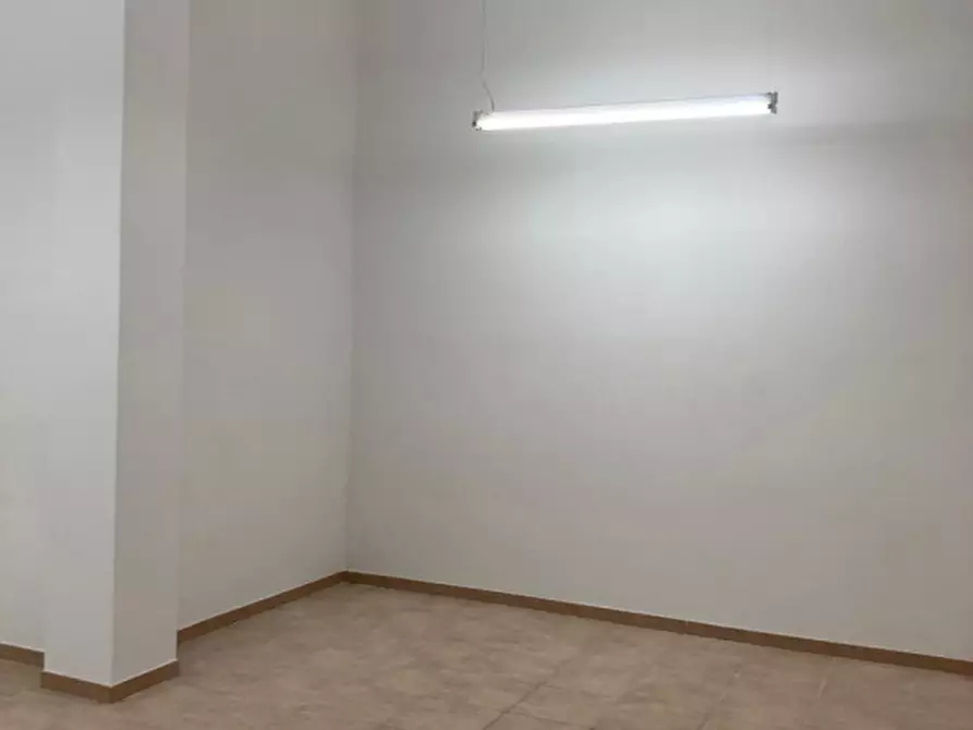 Immagine 8 di Negozio in vendita  in Via Martina a Ceglie Messapico