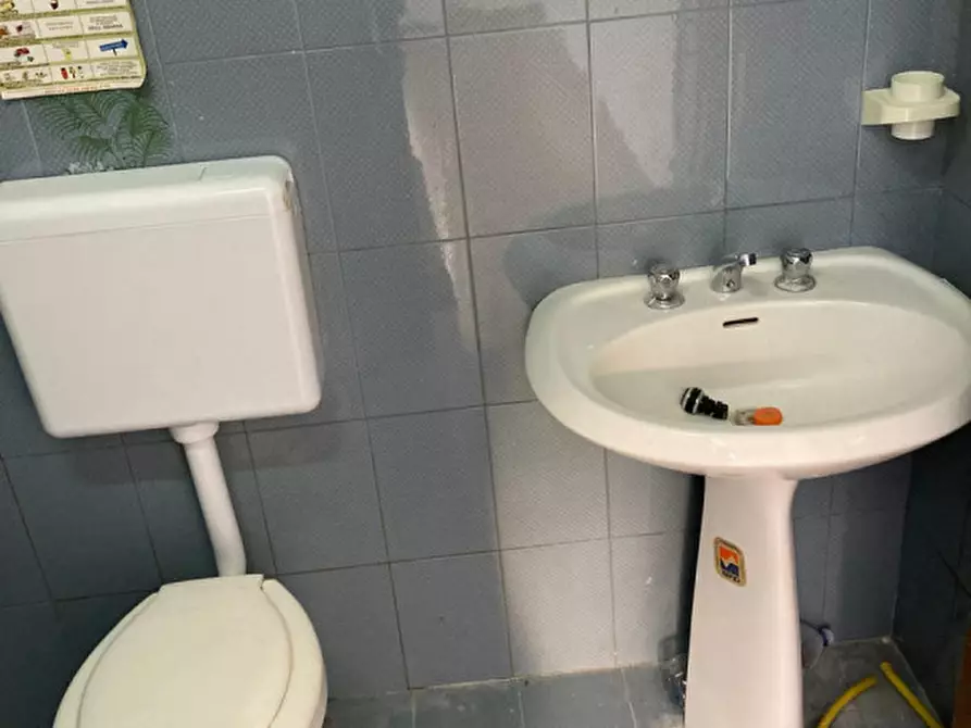 Immagine 10 di Negozio in vendita  in Via Martina a Ceglie Messapico